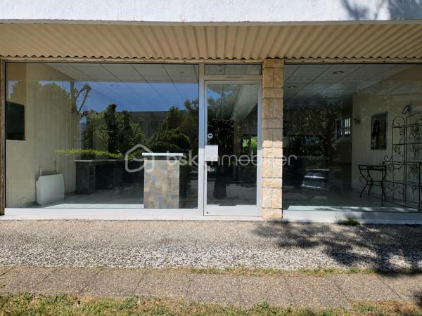 Découvrez ce local commercial spacieux de 91,68 m² implanté en zone urbaine. Profitez de la vitalité environnante pour donner vie à votre projet commercial. Doté de trois pièces, ce local au rez-de-chaussée d'un immeuble de cinq étages offre un cadre fonctionnel et lumineux grâce à ses larges baies vitrées.

Bien entretenu depuis sa construction en 1969, ce bien présente des espaces flexibles, permettant aménagements et personnalisation selon vos besoins. Les caractéristiques de ce local incluent une intégration facile dans une copropriété active de 76 lots, avec des charges mensuelles maîtrisées de seulement 65€.

Proche des commodités essentielles et desservi par les transports en commun, il représente une belle opportunité pour des entrepreneurs avisés cherchant un emplacement de choix pour développer leur activité commerciale. 

Un changement de destination est envisageable pour ce bien. Cette possibilité dévoile tout le potentiel des lieux à découvrir. 

Contactez Caroline Chevaudonnat pour plus d'informations et pour organiser une visite !