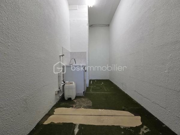 Découvrez ce local commercial spacieux de 91,68 m² implanté en zone urbaine. Profitez de la vitalité environnante pour donner vie à votre projet commercial. Doté de trois pièces, ce local au rez-de-chaussée d'un immeuble de cinq étages offre un cadre fonctionnel et lumineux grâce à ses larges baies vitrées.

Bien entretenu depuis sa construction en 1969, ce bien présente des espaces flexibles, permettant aménagements et personnalisation selon vos besoins. Les caractéristiques de ce local incluent une intégration facile dans une copropriété active de 76 lots, avec des charges mensuelles maîtrisées de seulement 65€.

Proche des commodités essentielles et desservi par les transports en commun, il représente une belle opportunité pour des entrepreneurs avisés cherchant un emplacement de choix pour développer leur activité commerciale. 

Un changement de destination est envisageable pour ce bien. Cette possibilité dévoile tout le potentiel des lieux à découvrir. 

Contactez Caroline Chevaudonnat pour plus d'informations et pour organiser une visite !