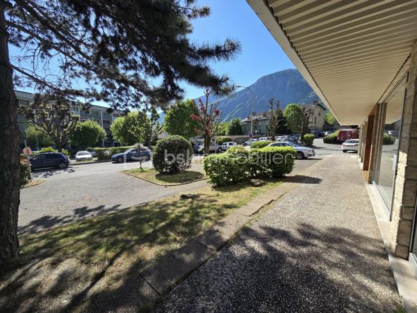 Découvrez ce local commercial spacieux de 91,68 m² implanté en zone urbaine. Profitez de la vitalité environnante pour donner vie à votre projet commercial. Doté de trois pièces, ce local au rez-de-chaussée d'un immeuble de cinq étages offre un cadre fonctionnel et lumineux grâce à ses larges baies vitrées.

Bien entretenu depuis sa construction en 1969, ce bien présente des espaces flexibles, permettant aménagements et personnalisation selon vos besoins. Les caractéristiques de ce local incluent une intégration facile dans une copropriété active de 76 lots, avec des charges mensuelles maîtrisées de seulement 65€.

Proche des commodités essentielles et desservi par les transports en commun, il représente une belle opportunité pour des entrepreneurs avisés cherchant un emplacement de choix pour développer leur activité commerciale. 

Un changement de destination est envisageable pour ce bien. Cette possibilité dévoile tout le potentiel des lieux à découvrir. 

Contactez Caroline Chevaudonnat pour plus d'informations et pour organiser une visite !