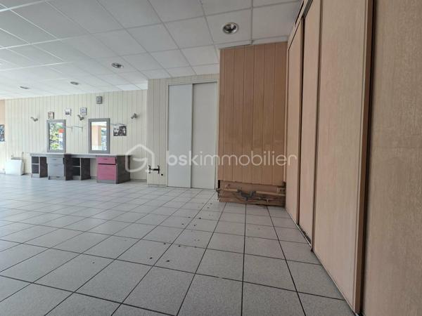 Découvrez ce local commercial spacieux de 91,68 m² implanté en zone urbaine. Profitez de la vitalité environnante pour donner vie à votre projet commercial. Doté de trois pièces, ce local au rez-de-chaussée d'un immeuble de cinq étages offre un cadre fonctionnel et lumineux grâce à ses larges baies vitrées.

Bien entretenu depuis sa construction en 1969, ce bien présente des espaces flexibles, permettant aménagements et personnalisation selon vos besoins. Les caractéristiques de ce local incluent une intégration facile dans une copropriété active de 76 lots, avec des charges mensuelles maîtrisées de seulement 65€.

Proche des commodités essentielles et desservi par les transports en commun, il représente une belle opportunité pour des entrepreneurs avisés cherchant un emplacement de choix pour développer leur activité commerciale. 

Un changement de destination est envisageable pour ce bien. Cette possibilité dévoile tout le potentiel des lieux à découvrir. 

Contactez Caroline Chevaudonnat pour plus d'informations et pour organiser une visite !