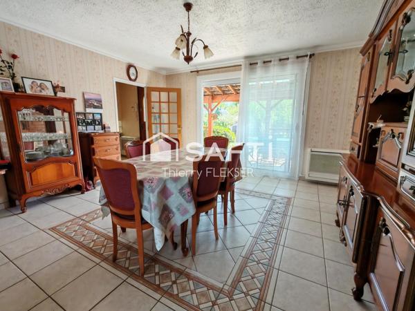 Maison familiale avec sous-sol total et jardin paysager