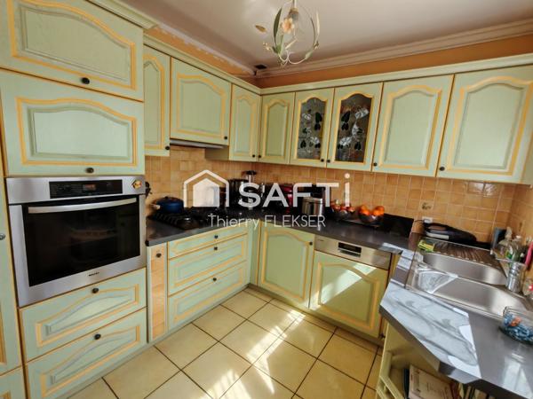 Maison familiale avec sous-sol total et jardin paysager