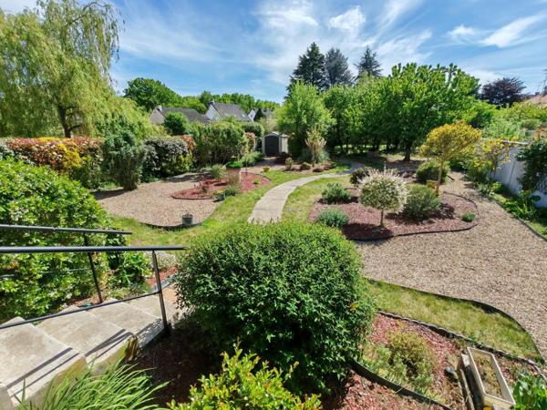 Maison familiale avec sous-sol total et jardin paysager