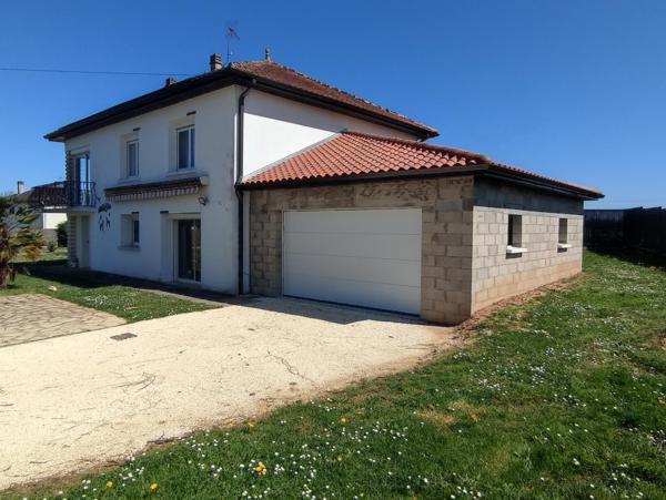 Maison d'environ 155 m2 entièrement rénovée avec garage isolé attenant de 50 m2 sur un terrain d'environ 2000 m2