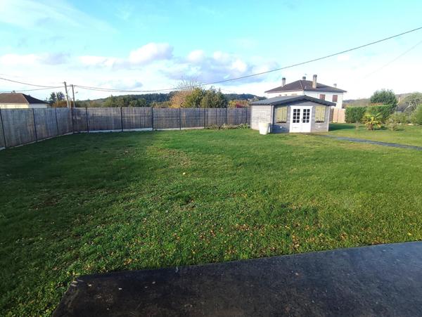 Maison d'environ 155 m2 entièrement rénovée avec garage isolé attenant de 50 m2 sur un terrain d'environ 2000 m2