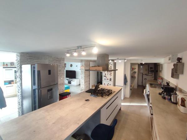 Maison d'environ 155 m2 entièrement rénovée avec garage isolé attenant de 50 m2 sur un terrain d'environ 2000 m2