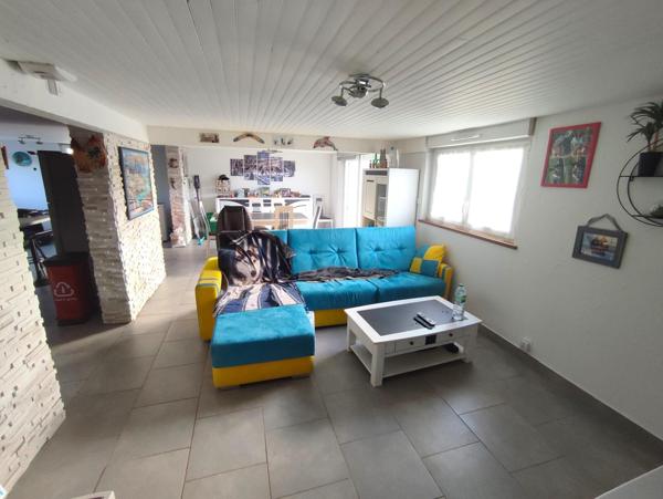 Maison d'environ 155 m2 entièrement rénovée avec garage isolé attenant de 50 m2 sur un terrain d'environ 2000 m2