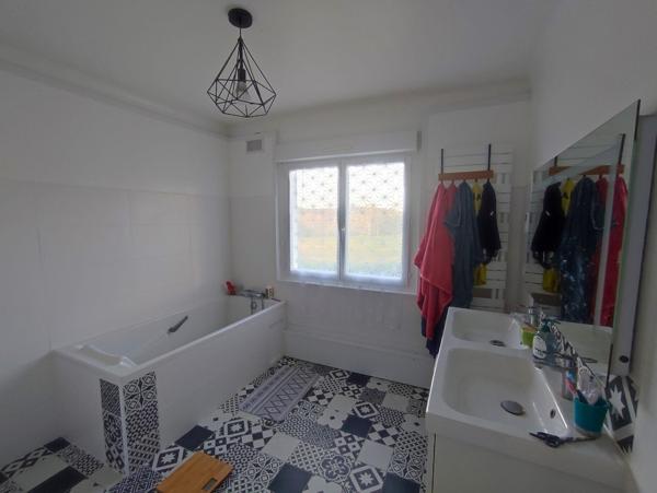 Maison d'environ 155 m2 entièrement rénovée avec garage isolé attenant de 50 m2 sur un terrain d'environ 2000 m2