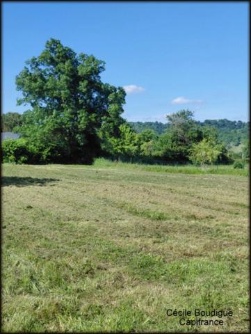 Terrain plat constructible d'environ 1200 m²
