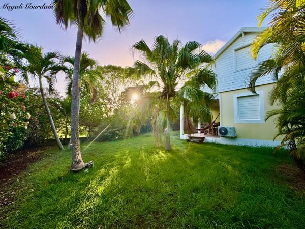 A VENDRE – BUNGALOW MEUBLÉ À MOINS DE 100 MÈTRES DU LAGON – LA COULÉE, SAINT-FRANÇOIS