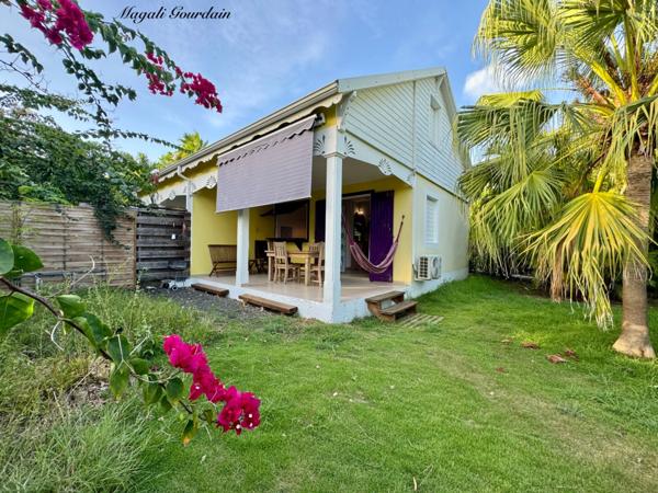 A VENDRE – BUNGALOW MEUBLÉ À MOINS DE 100 MÈTRES DU LAGON – LA COULÉE, SAINT-FRANÇOIS