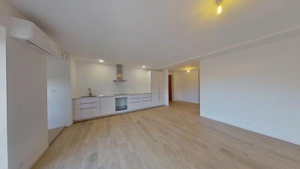 Grand T4 lumineux d'environ 90 m2 neuf quartier de la gare à hyères.