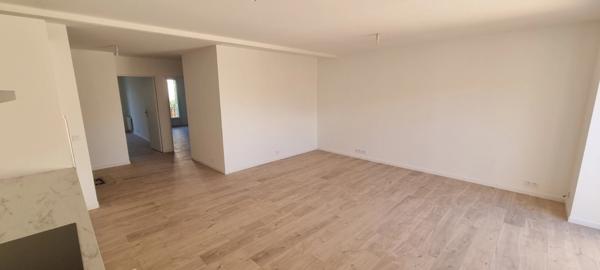 Grand T4 lumineux d'environ 90 m2 neuf quartier de la gare à hyères.