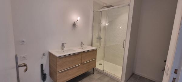 Grand T4 lumineux d'environ 90 m2 neuf quartier de la gare à hyères.