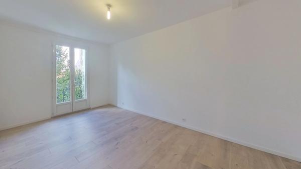 Grand T4 lumineux d'environ 90 m2 neuf quartier de la gare à hyères.
