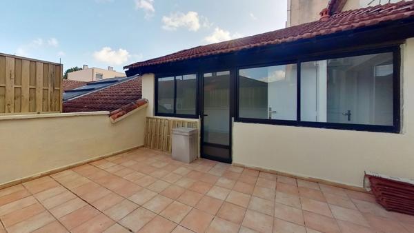 Grand T4 lumineux d'environ 90 m2 neuf quartier de la gare à hyères.