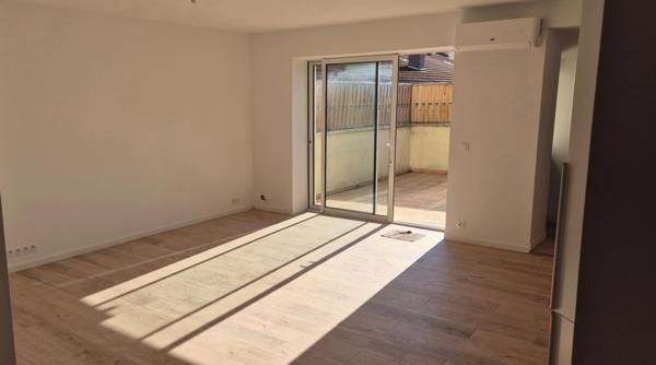 Grand T4 lumineux d'environ 90 m2 neuf quartier de la gare à hyères.