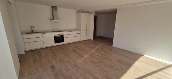 Grand T4 lumineux d'environ 90 m2 neuf quartier de la gare à hyères.