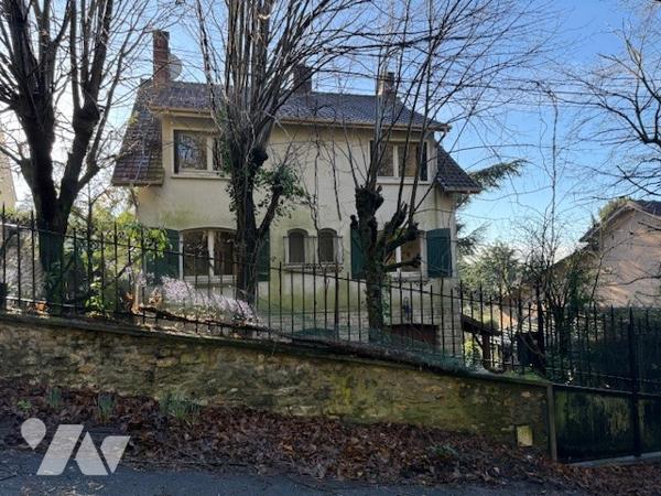 Maison à Vendre à Montmorency (95160) en Val-d'Oise (95), 194 m², 9 pièces, 7 chambres
à renover