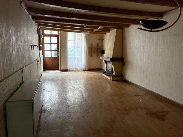 Maison 5 pièces avec jardin, garage et dépendane- Fort potentiel à rénover en plein centre ville de Celles !