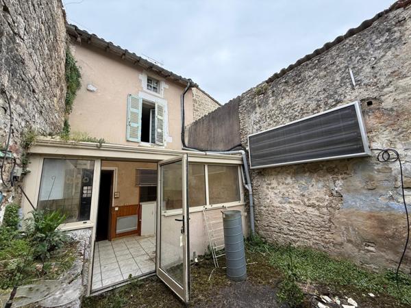 Maison 5 pièces avec jardin, garage et dépendane- Fort potentiel à rénover en plein centre ville de Celles !