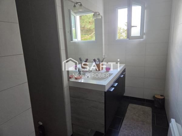 Plain pied trois chambres et un bureau, garage attenant, jardin !