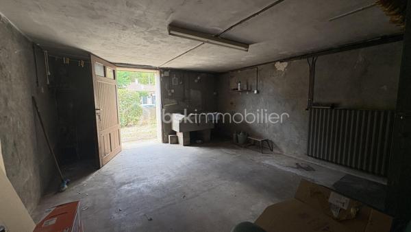 Vous recherchez un bien à réinventer entièrement selon vos envies ? Cette maison des années 50offre de belles possibilités après rénovation.

D’une surface d’environ 102 m² habitables, elle se compose actuellement d’un salon/salle à manger, d’une cuisine, de deux chambres, d’une salle de bains et d’un WC. Un agrandissement restant à terminer offre un potentiel supplémentaire pour repenser les volumes.

Un véritable atout : son sous-sol d’environ 76 m², idéal pour garage, atelier ou espace de stockage.

À l’extérieur, vous profiterez d’un terrain entièrement clôturé de 944 m², avec stationnement.

🔥 Chauffage individuel au fioul
💧 Assainissement collectif – tout-à-l’égout
🪟 Double vitrage

⚒️ D’importants travaux de rénovation sont à prévoir, mais ils permettront de transformer cette maison et d’exploiter pleinement son potentiel.

📍 Creysse, à proximité des commodités et à quelques minutes de Bergerac.

Un bien idéal pour les amateurs de rénovation, investisseurs ou acquéreurs souhaitant créer une maison à leur image.
