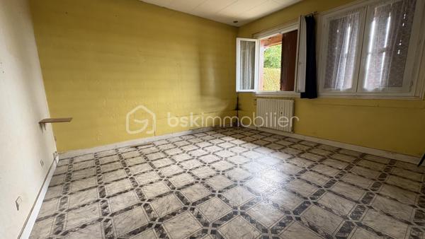Vous recherchez un bien à réinventer entièrement selon vos envies ? Cette maison des années 50offre de belles possibilités après rénovation.

D’une surface d’environ 102 m² habitables, elle se compose actuellement d’un salon/salle à manger, d’une cuisine, de deux chambres, d’une salle de bains et d’un WC. Un agrandissement restant à terminer offre un potentiel supplémentaire pour repenser les volumes.

Un véritable atout : son sous-sol d’environ 76 m², idéal pour garage, atelier ou espace de stockage.

À l’extérieur, vous profiterez d’un terrain entièrement clôturé de 944 m², avec stationnement.

🔥 Chauffage individuel au fioul
💧 Assainissement collectif – tout-à-l’égout
🪟 Double vitrage

⚒️ D’importants travaux de rénovation sont à prévoir, mais ils permettront de transformer cette maison et d’exploiter pleinement son potentiel.

📍 Creysse, à proximité des commodités et à quelques minutes de Bergerac.

Un bien idéal pour les amateurs de rénovation, investisseurs ou acquéreurs souhaitant créer une maison à leur image.