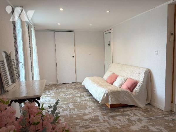 Tonneins- Beau pavillon de 220 m² avec jardin clos de plus de 5500m, dépendance, en sortie de ville