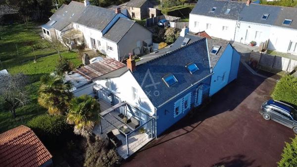 Propriété avec piscine chauffée et cadre privilégié.