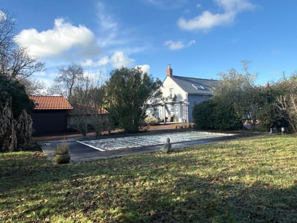 Propriété avec piscine chauffée et cadre privilégié.