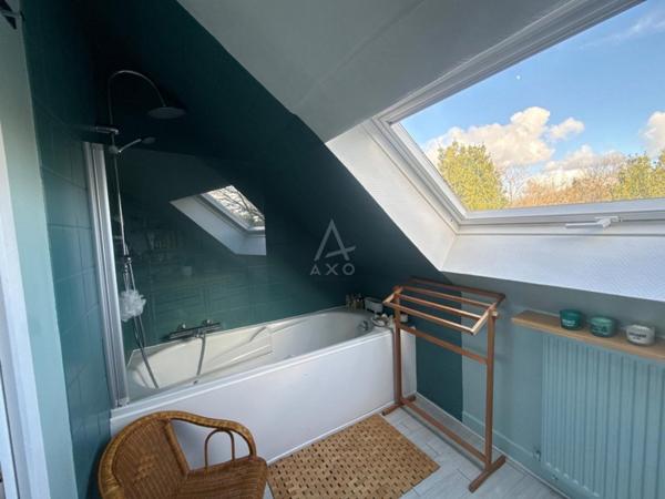 Propriété avec piscine chauffée et cadre privilégié.