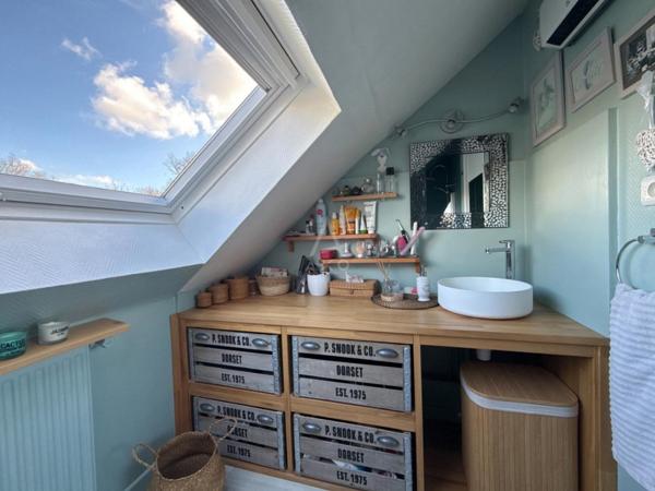 Propriété avec piscine chauffée et cadre privilégié.