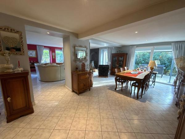 Propriété avec piscine chauffée et cadre privilégié.