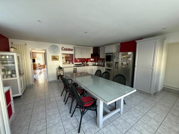 Propriété avec piscine chauffée et cadre privilégié.