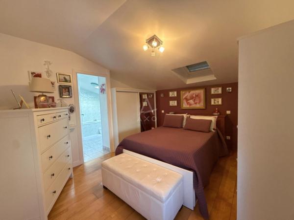 Propriété avec piscine chauffée et cadre privilégié.