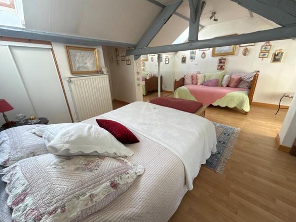 Propriété avec piscine chauffée et cadre privilégié.