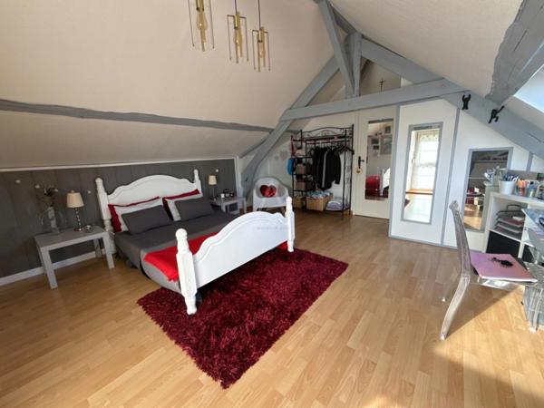 Propriété avec piscine chauffée et cadre privilégié.