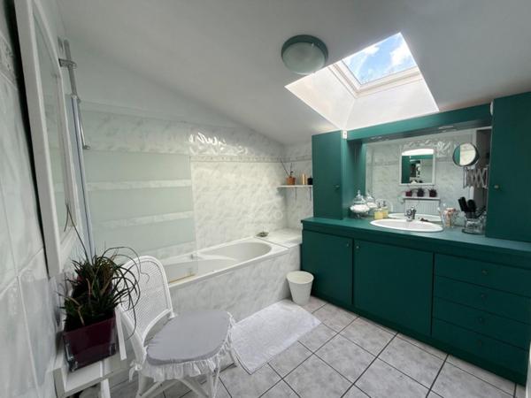 Propriété avec piscine chauffée et cadre privilégié.