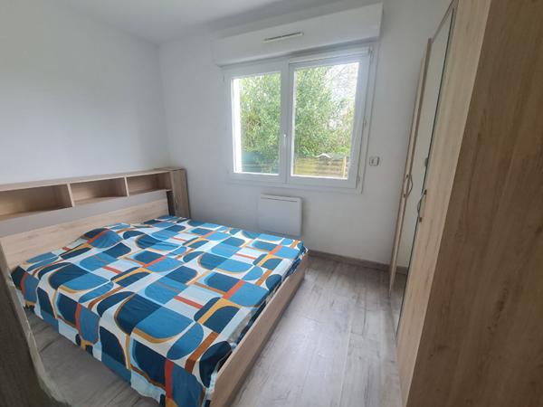 Landreau - Dans une maison divisée en plusieurs appartements, deux pièces en rez de chaussée s'ouvrant sur un jardin privatif. Tram et bus à proximité immédiate.