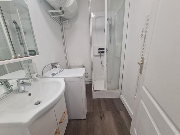 Landreau - Dans une maison divisée en plusieurs appartements, deux pièces en rez de chaussée s'ouvrant sur un jardin privatif. Tram et bus à proximité immédiate.