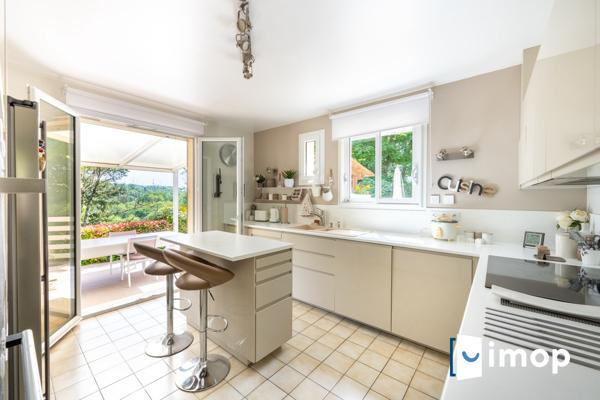 BELLE DEMEURE FAMILIALE AVEC VUE DEGAGEE ET SOUS SOL TOTAL