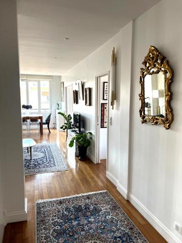 RARE – Neuilly-sur-Seine, élégant appartement de 70 m² baigné de lumière avec vue spectaculaire sur La Défense