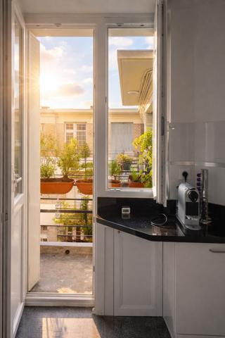 RARE – Neuilly-sur-Seine, élégant appartement de 70 m² baigné de lumière avec vue spectaculaire sur La Défense