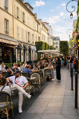 RARE – Neuilly-sur-Seine, élégant appartement de 70 m² baigné de lumière avec vue spectaculaire sur La Défense