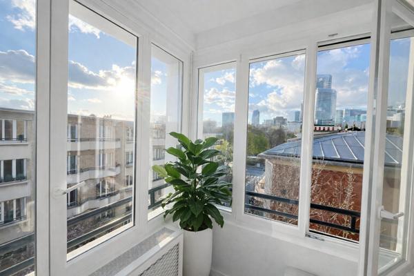 RARE – Neuilly-sur-Seine, élégant appartement de 70 m² baigné de lumière avec vue spectaculaire sur La Défense