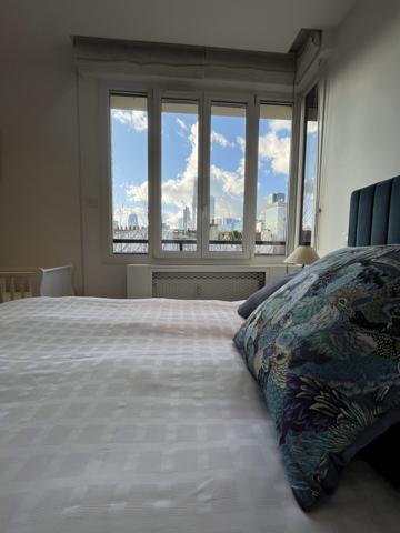 RARE – Neuilly-sur-Seine, élégant appartement de 70 m² baigné de lumière avec vue spectaculaire sur La Défense