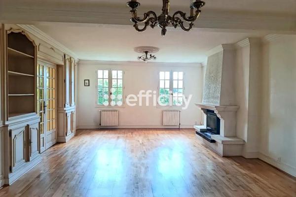 Maison
         6 pièces
        - 139 m² 343 800 € *
