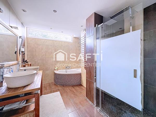 Maison 4 chambres avec jardin et sous-sol complet proche de toutes les commodités !