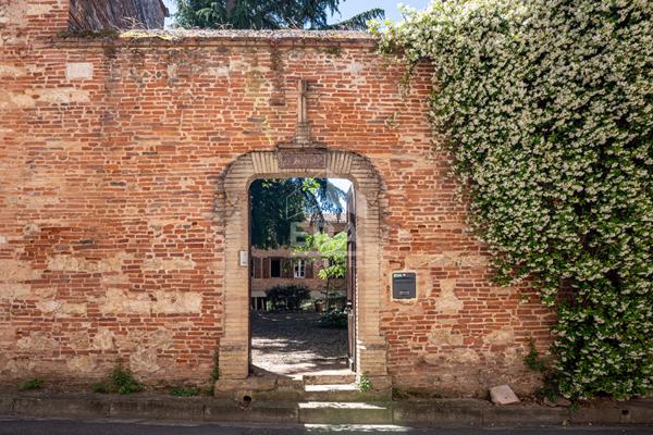 Maison Gaillac de 465 m² . (764 m² utiles)